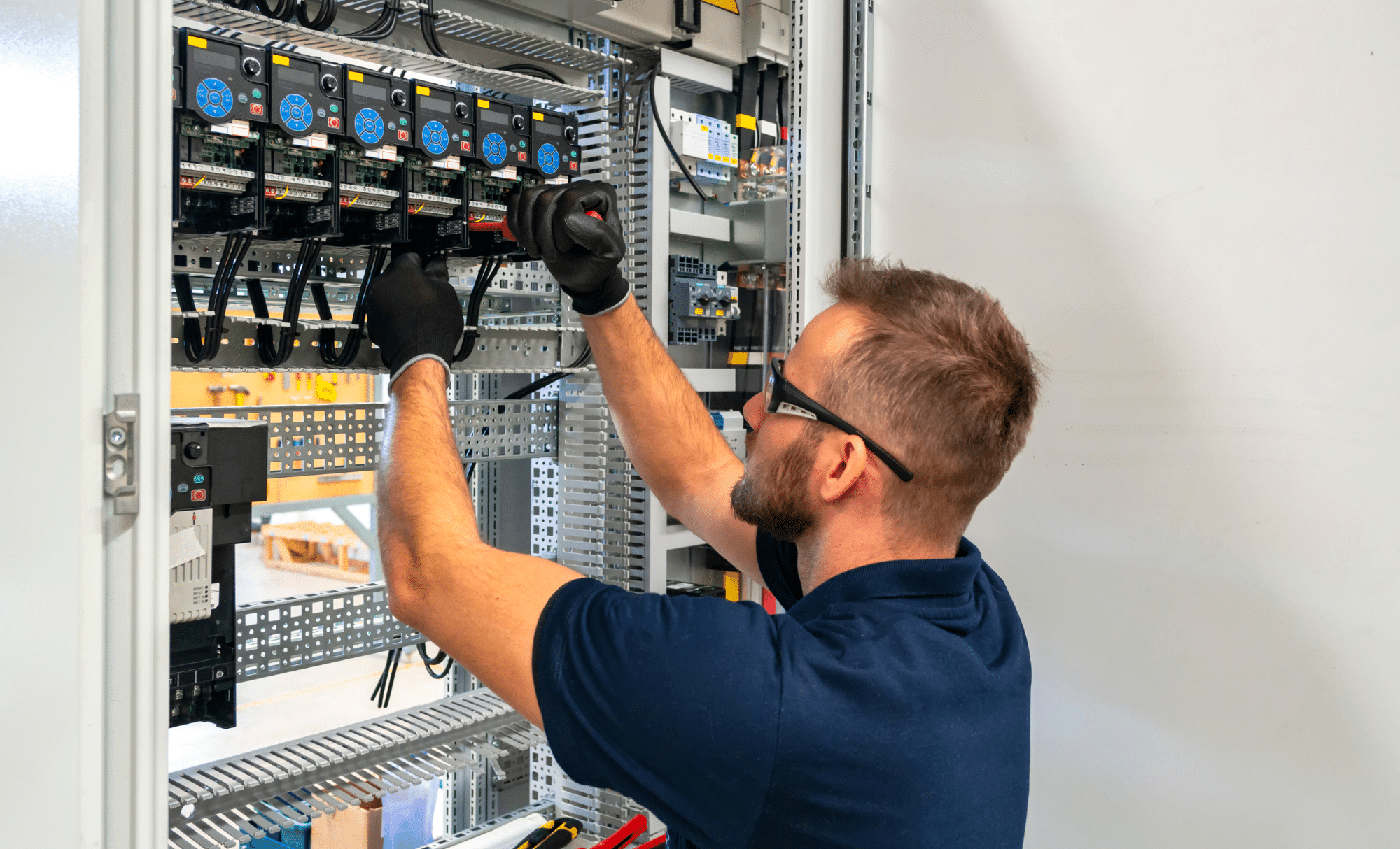 Immagine di un uomo che ripara un quadro elettrico